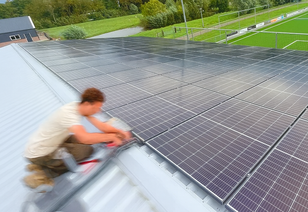 Zonnepanelen installatie op bedrijfsdak