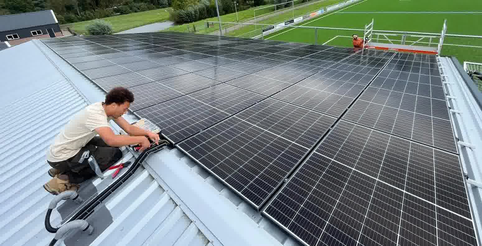 Zonnepanelen installatie op bedrijfsdak