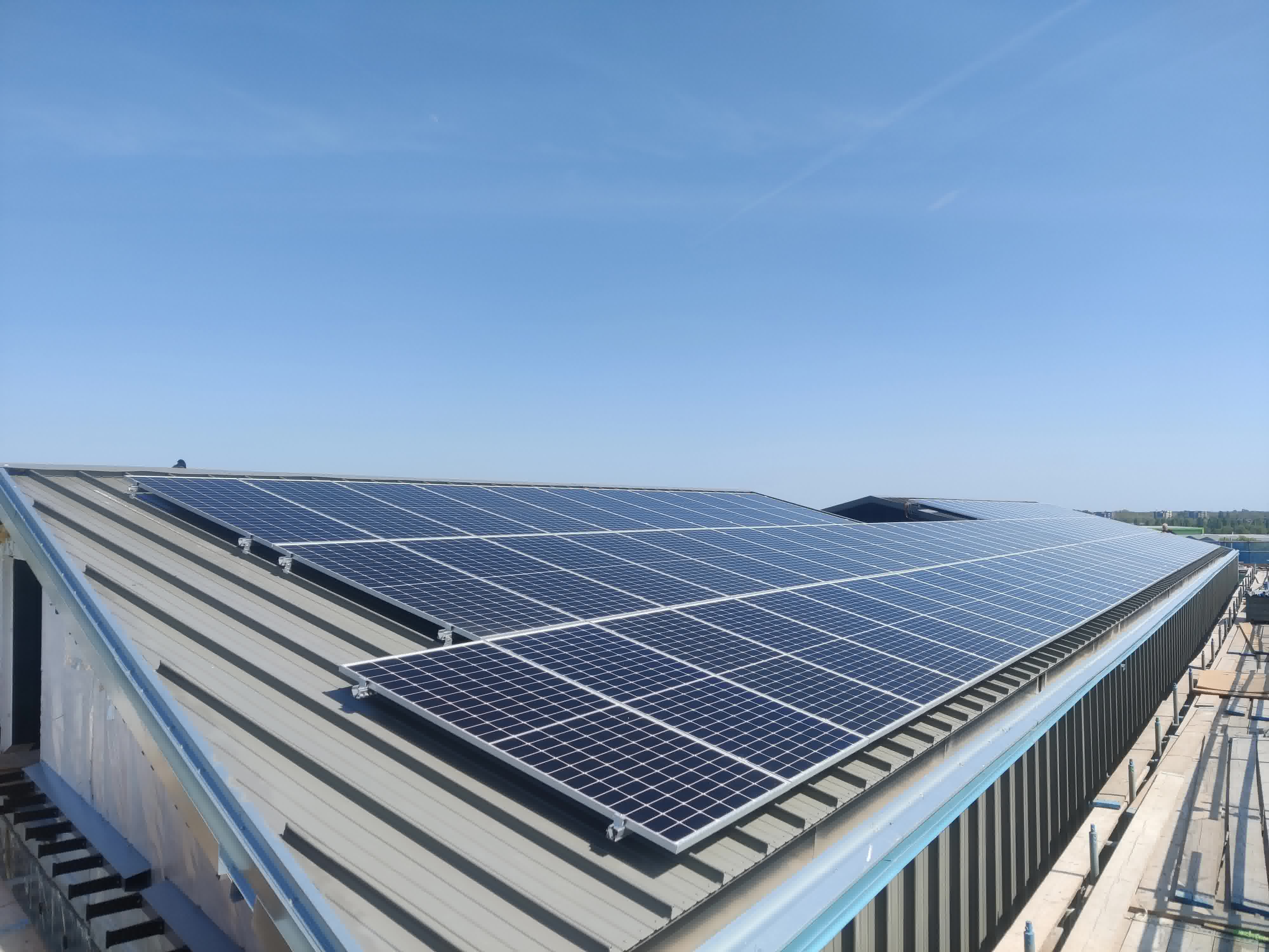 Zonnepanelen installatie op bedrijfsdak